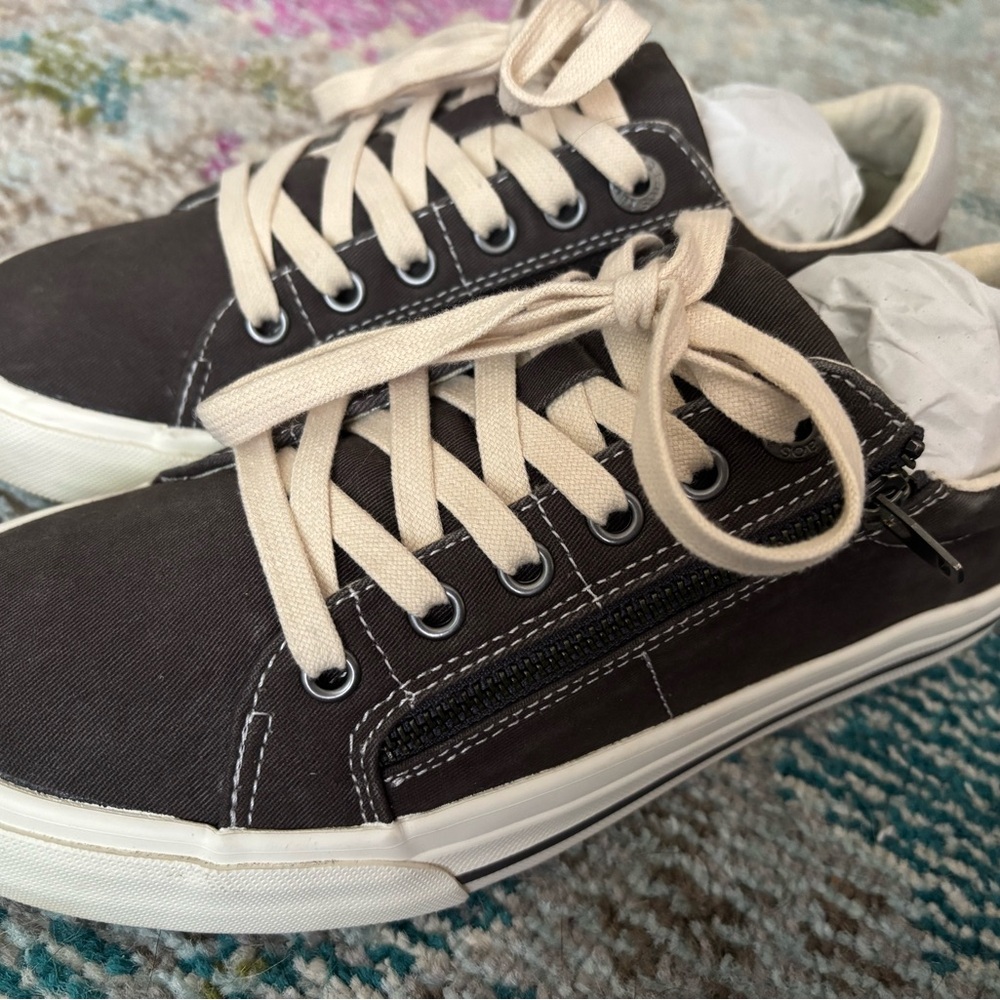 Like new Taos Z-Soul graphite/gray sneakers